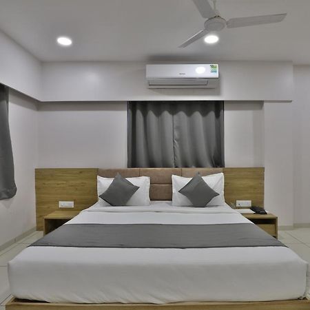 Hotel Monville Group Vadodara Eksteriør bilde