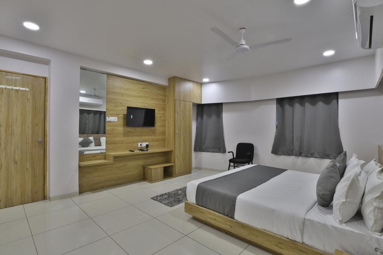 Hotel Monville Group Vadodara Eksteriør bilde