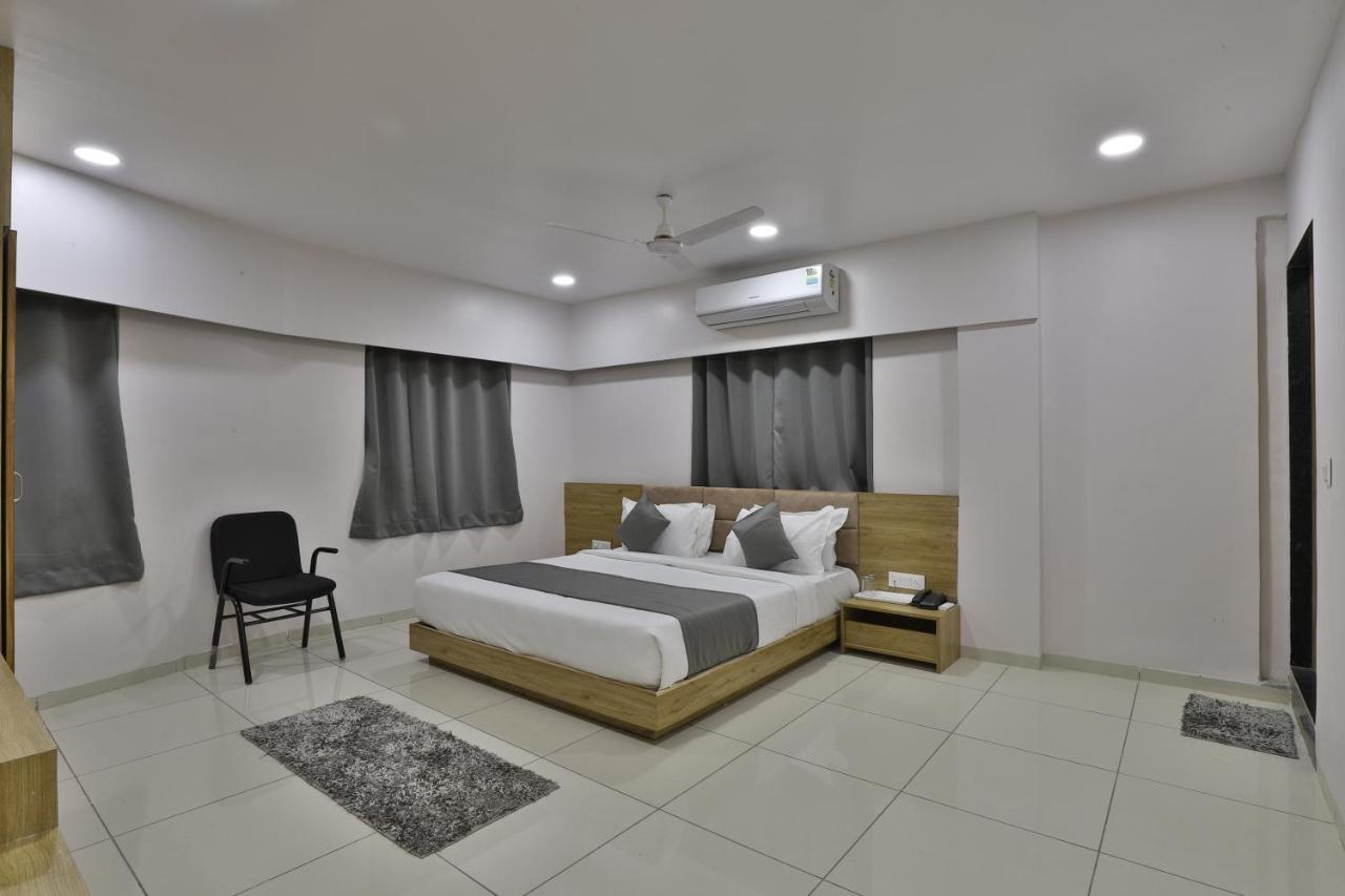 Hotel Monville Group Vadodara Eksteriør bilde