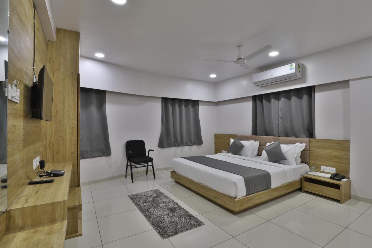 Hotel Monville Group Vadodara Eksteriør bilde