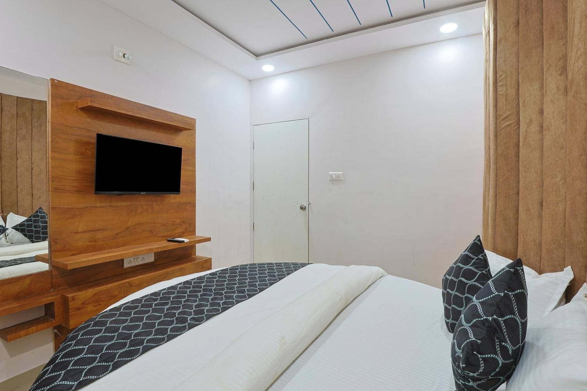 Hotel Monville Group Vadodara Eksteriør bilde