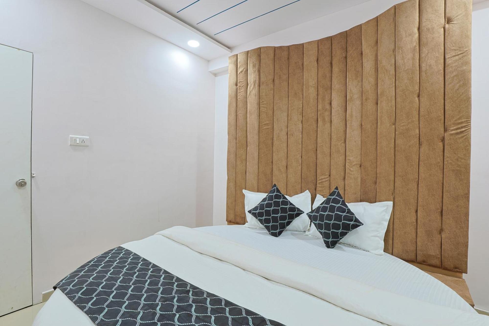 Hotel Monville Group Vadodara Eksteriør bilde